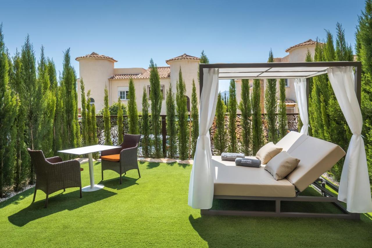 Barcelo La Nucia Hills Hotel Exterior photo Artificial grass in a garden