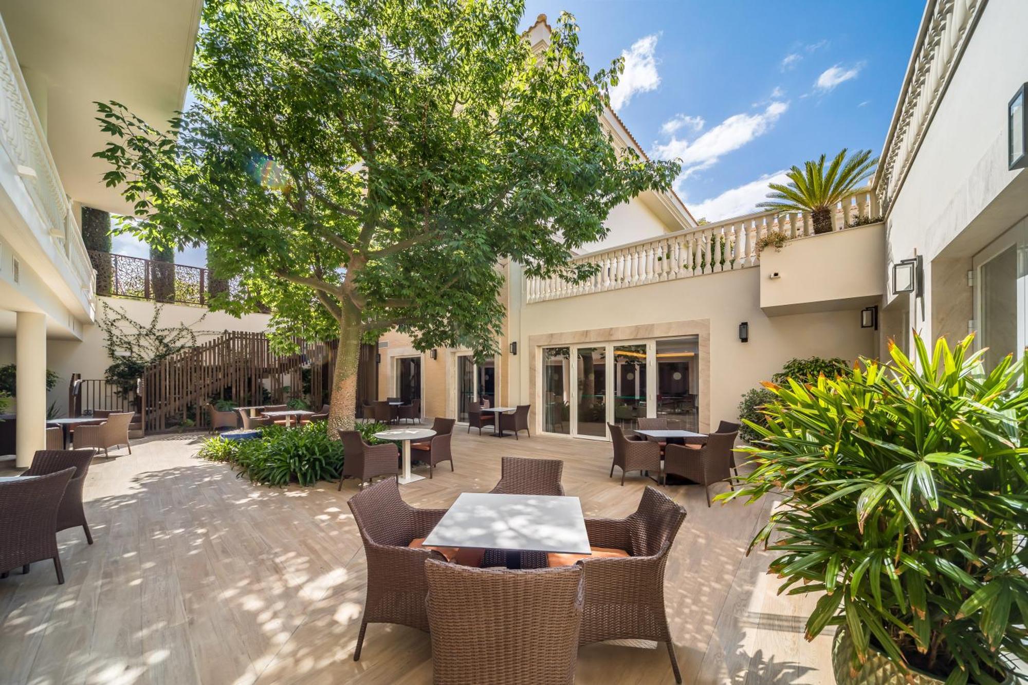 Barcelo La Nucia Hills Hotel Exterior photo The courtyard at the hotel